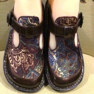 Alegria (Size 38/8-8.5) Brown Paisley Print & Patent Trim Babydoll Slipon Mules